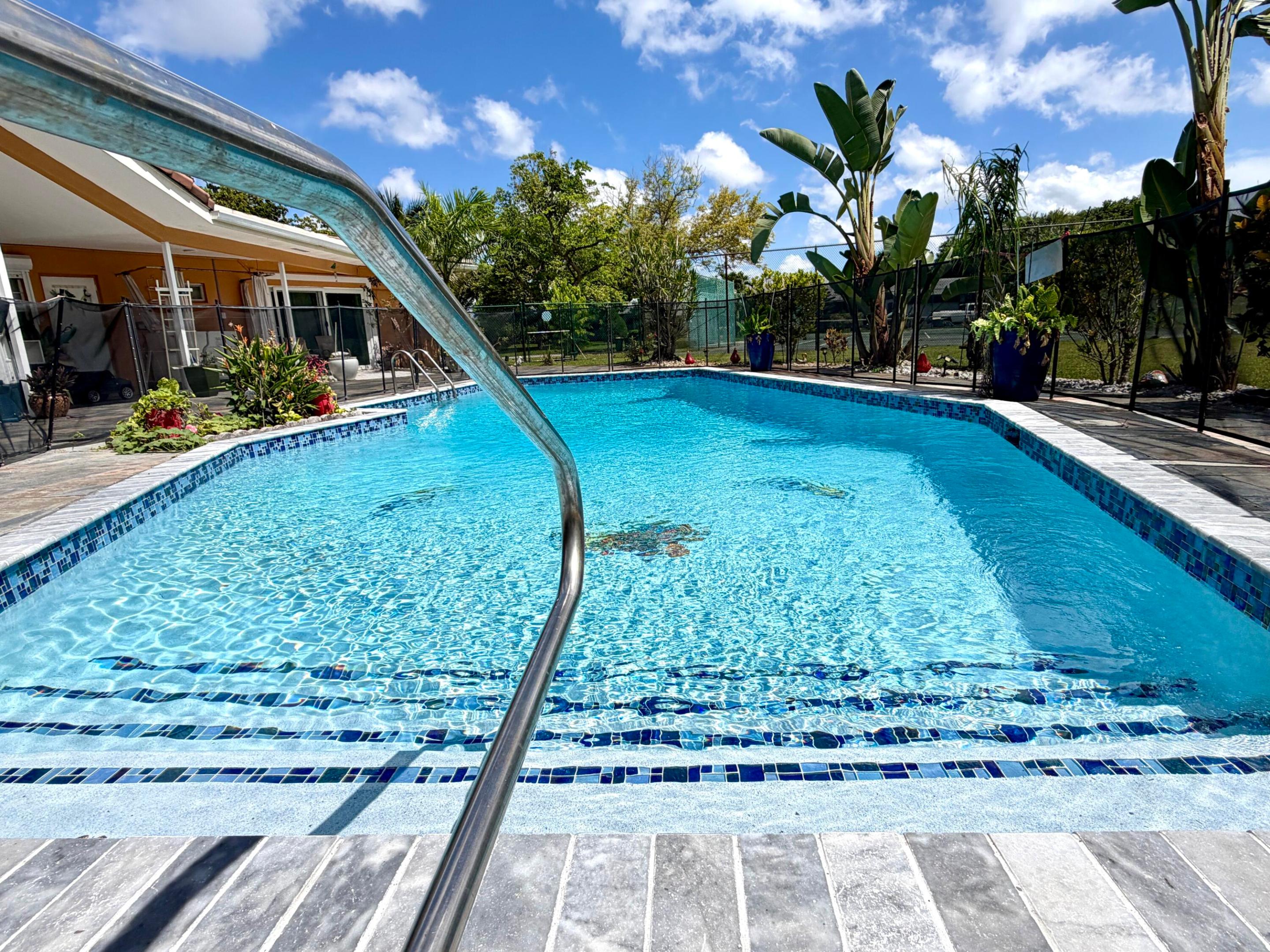 All inclusive fully furnished bedroom with private bathroom for rent in a large beautiful pool home, on a massive lot with semi-private tennis court. Tenant can choose between 1 of 2 available room options; East or West. All utilities included, as well as internet. Private fridge provided, as well as full cooking access in a second kitchen for tenants. A great opportunity to reside on a quiet cul-de-sac in the gorgeous Woodlands community. Ideal for a single individual.