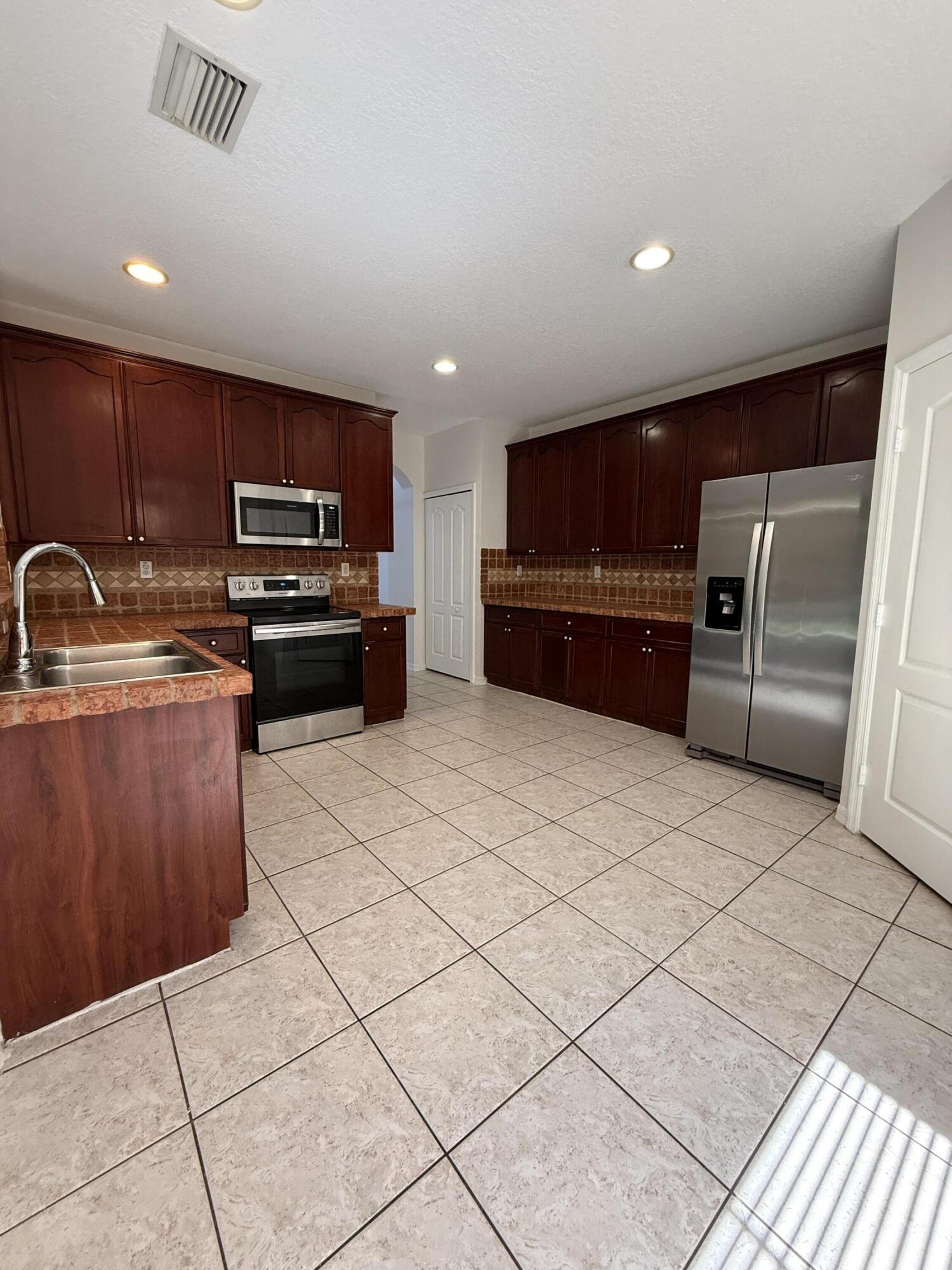 POD 6 AT MONARCH LAKES - Residential