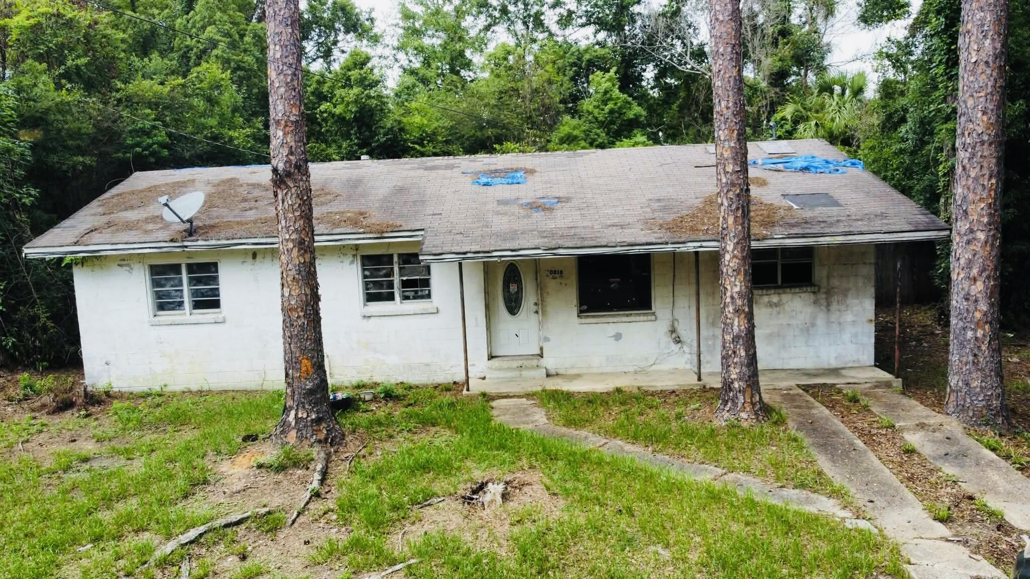 HANDY MAN SPECIAL ,BLOCK HOUSE BIG YARD  IN GOOD AREA ,CLOSE TO SCHOOLS  ,HOSPITAL AND SHOPPING  55 MINUTES TO BEACH