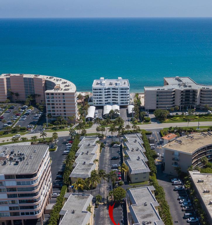Lovely end unit with 2 ensuites plus a half bath for guests.  Spacious rooms, large balcony and in unit washer and dryer are just a few of the things this condo offers.  Affordable maintenance fee and lovely pool on the intracoastal.