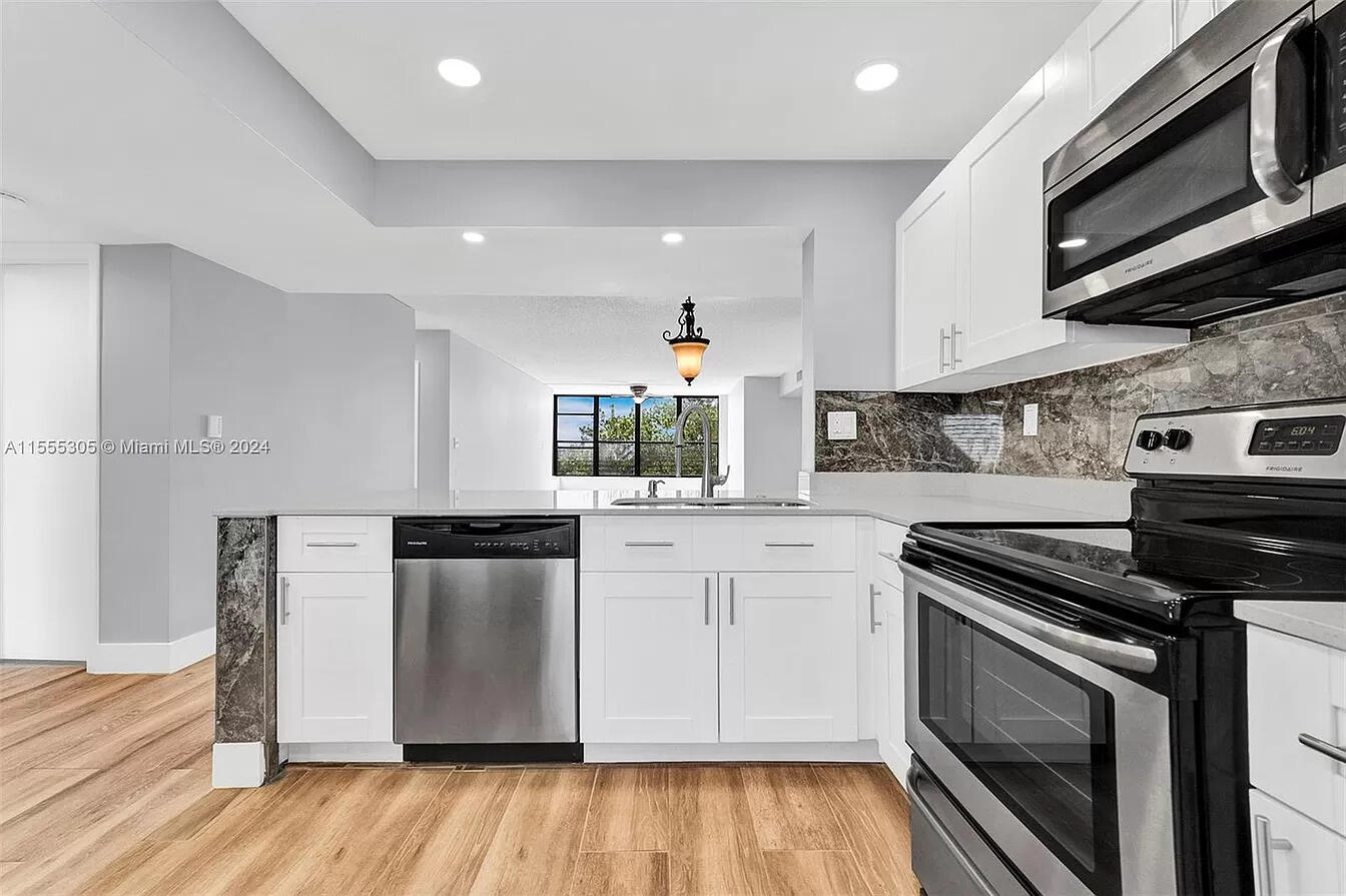 APPLEWOOD VILLAGE II-E CONDO - Residential