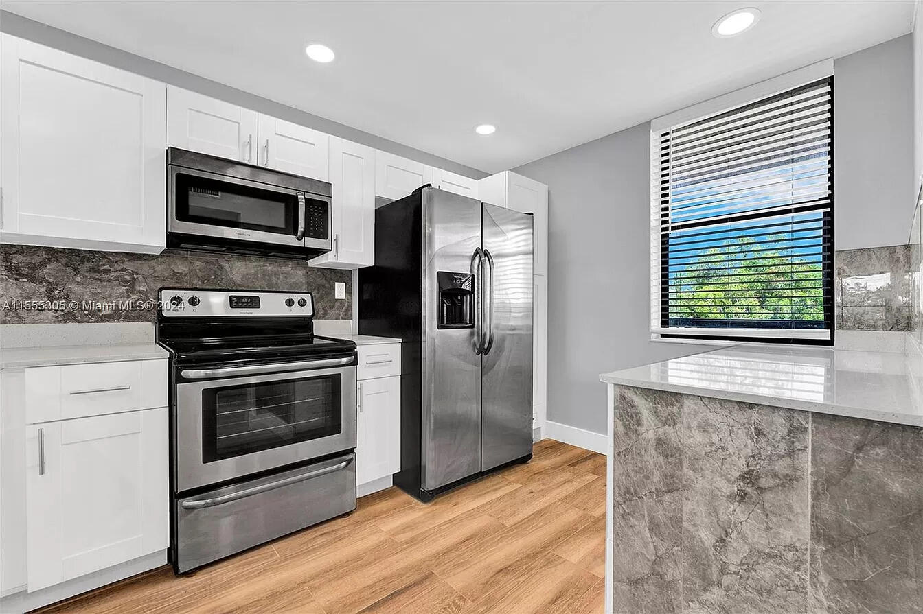 APPLEWOOD VILLAGE II-E CONDO - Residential