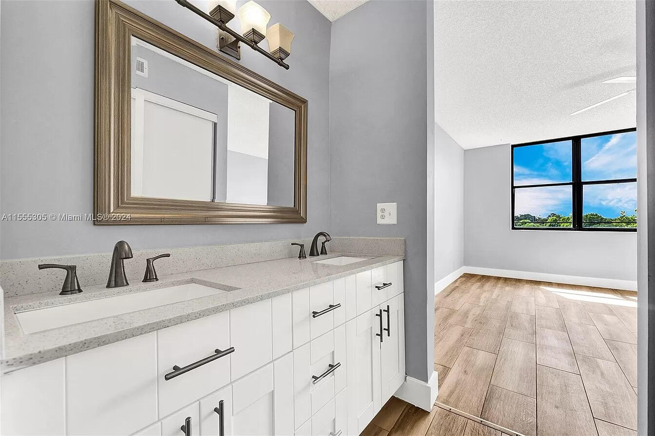 APPLEWOOD VILLAGE II-E CONDO - Residential