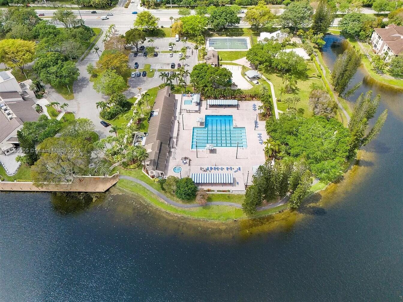 APPLEWOOD VILLAGE II-E CONDO - Residential