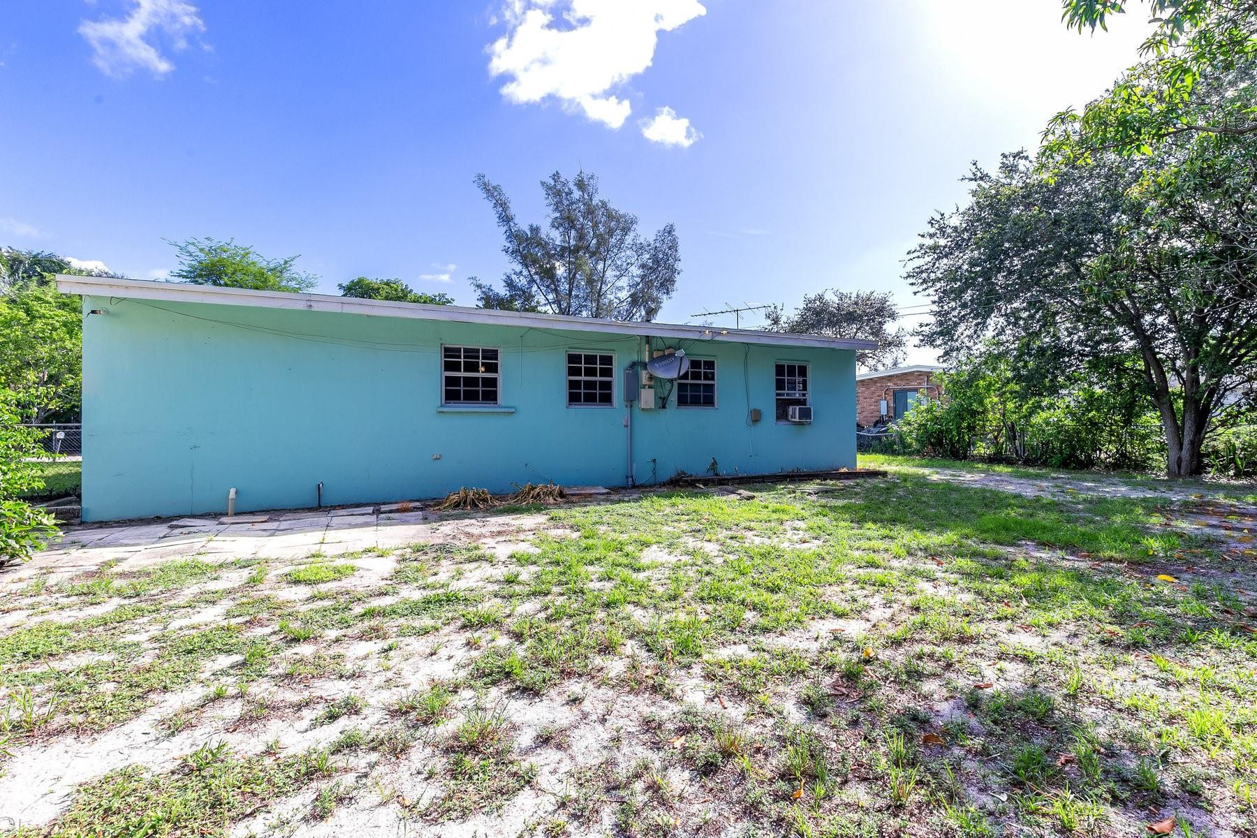 LAUDERDALE MANORS ADD - Residential