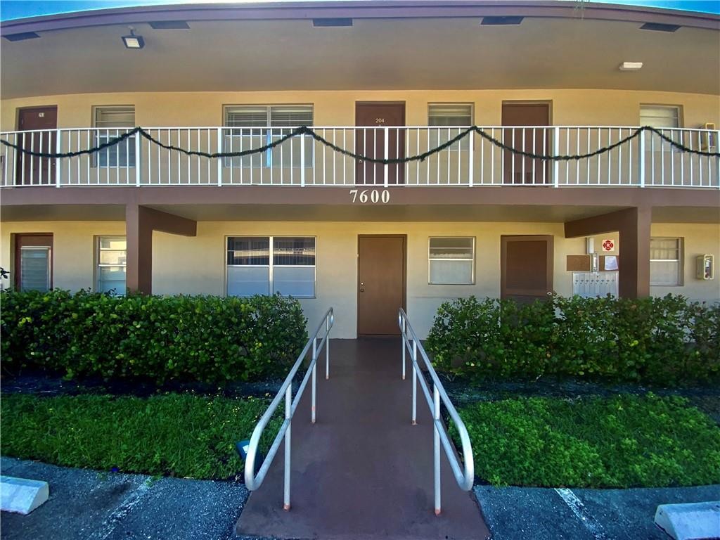 PRICED TO SELL!!!!!! FULLY FURNISHED FIRST FLOOR UNIT, STEPS FROM CLUBHOUSE. WOOD FLOORS IN MAIN AREA AND TILE IN KITCHEN, BATH & PATIO. NO WALLPAPER!!!!! ASSOCIATION REPRESENTS 55+ AND REQUIRES MINIMUM 20% DOWN PAYMENT, 675 FICO SCORE AND $35K VERIFIABLE INCOME FOR APPROVAL. NO RENTAL ALLOWED FIRST 3 YEARS OF OWNERSHIP.