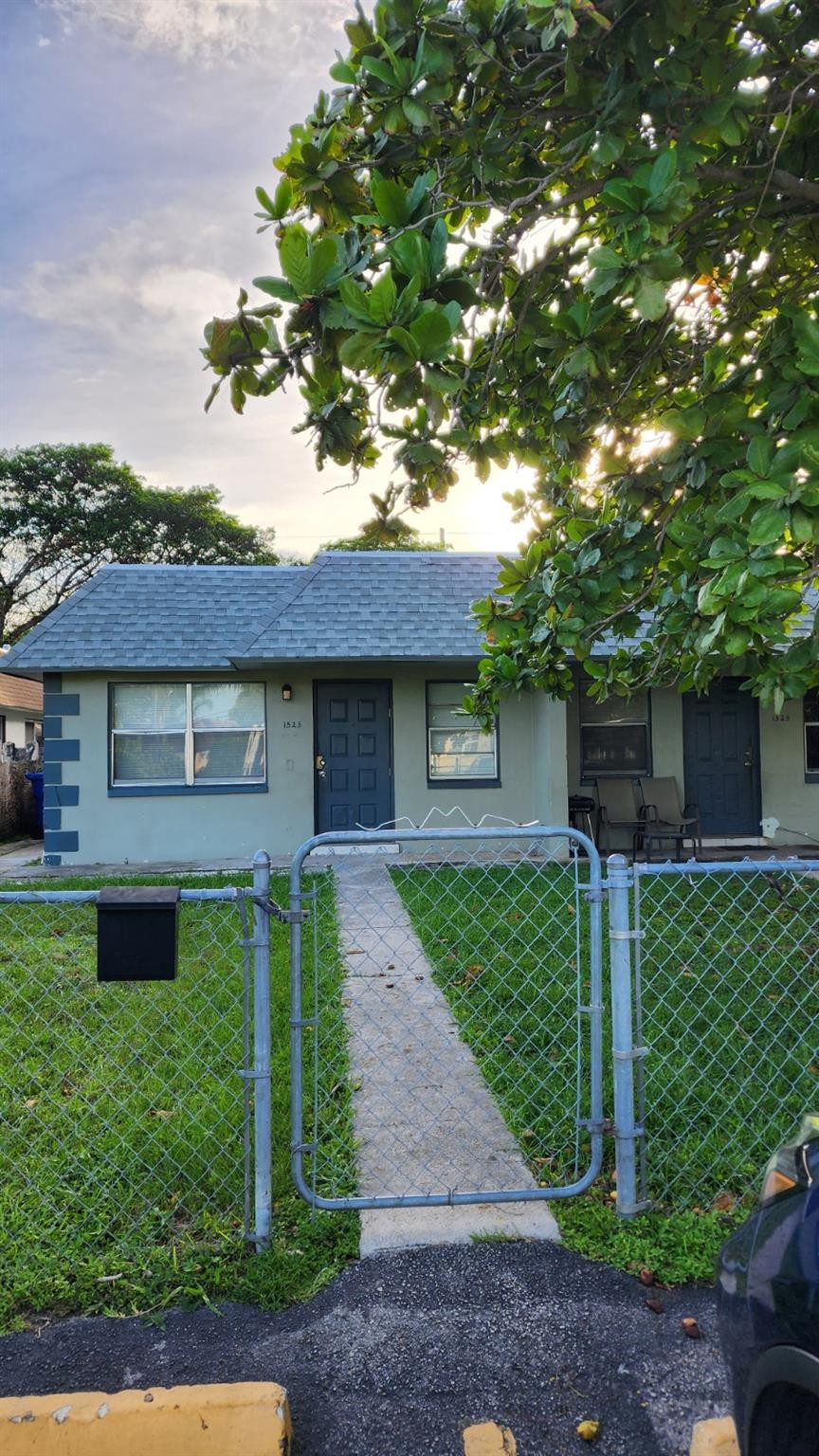 Dual income great Investment property consist of Two units. Each unit is 3 Bed 1.5 Bath with an updated kitchen, bathroom and a laundry room. Both units are lease to a Long term tenants, utilities paid by the tenants.
