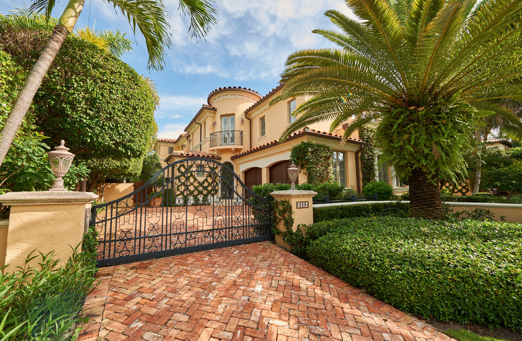 Beautiful Mediterranean 3BR/5.5BA townhouse. Excellent In-Town location with shops, restaurants, and beaches within two blocks. Oversized master suite features balcony and dual baths and closets. Great room with fireplace, family room, chef’s kitchen, elevator, and two car garage. Backyard with loggia, pool, and summer grill.