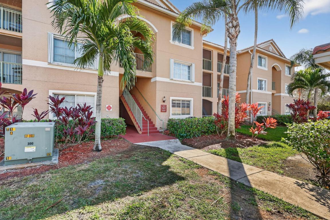 First-floor one-bedroom, one-bath condo in Portofino at Jensen Beach featuring tile flooring in the main living areas and a kitchen with stainless steel appliances. Well-maintained with a convenient ground-floor location, close to shopping, dining, and beaches. Move-in ready and ideal for a primary residence or seasonal retreat.