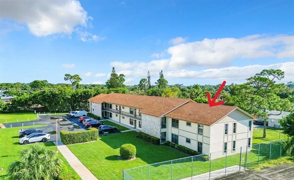 Rare opportunity! This bright corner-unit condo features a spacious open-concept living area filled with natural light. As the last building in the community, it offers added privacy and a peaceful, quiet environment. Conveniently located just minutes from the beach, shopping centers, and the mall, this home combines comfort, location, and tranquility.