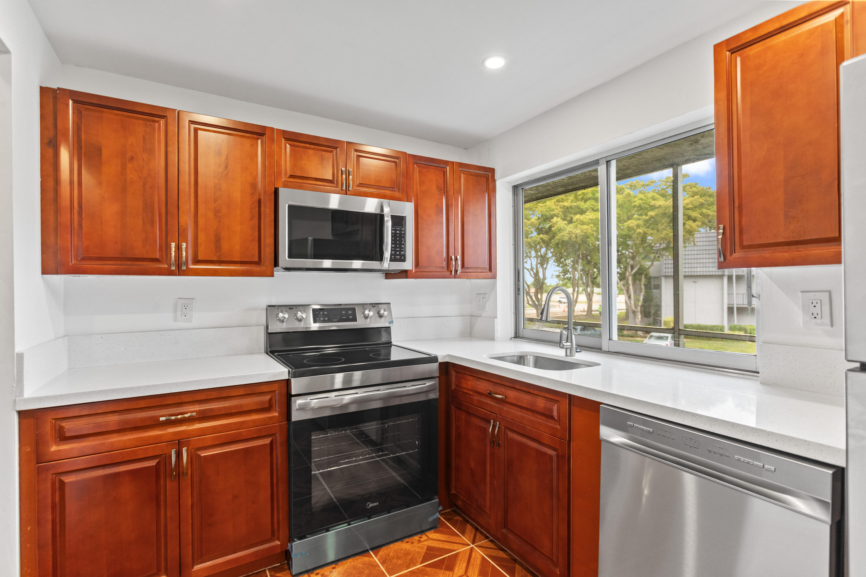 LIME BAY CONDOMINIUM 5 - Residential