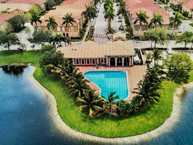 Beautiful 3 beds and 2.5 baths lakefront townhouse with 1 car garage. Overlooking the lake view in the backyard allows for a fence up with more privacy. Great location in a gated community, low HOA fee of $203, includes lakefront community pool, gym, and outside maintenance. Close to great schools and all the shopping. Move-in condition with new painting inside, granite countertop kitchen, and all new applicants. Brand new AC unit. Up-grade bathrooms with new cabinets.  Rarely corner lot with extra-large parking driveway. Hampton Hill management: 9547528119Property manager / Andrew Pollowitz : Andrew@unitedcommunity.netHampton Hill club house 9545829852