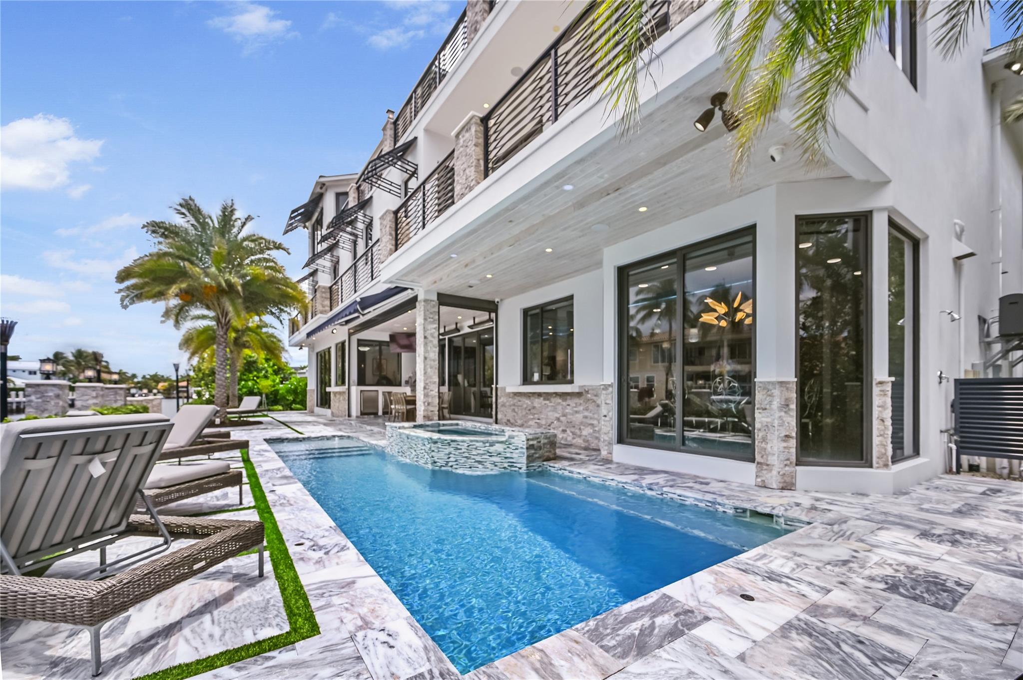 BLUE INLET LT 9 BLK 5 - Residential