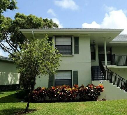 Beautifully 3 bedroom condo in the heart of palm Beach Gardens! Easy access to I95 and the Turnpike! Only minutes to the beach or world class golf courses!