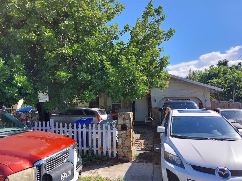 Great Invesstment oportunity! 4 Bedroom 2 bathrooms Rented for $1450 month to month. Tenants are willing to stay or owner can have them move.Please dont disturb tenants. Show by appointment only.