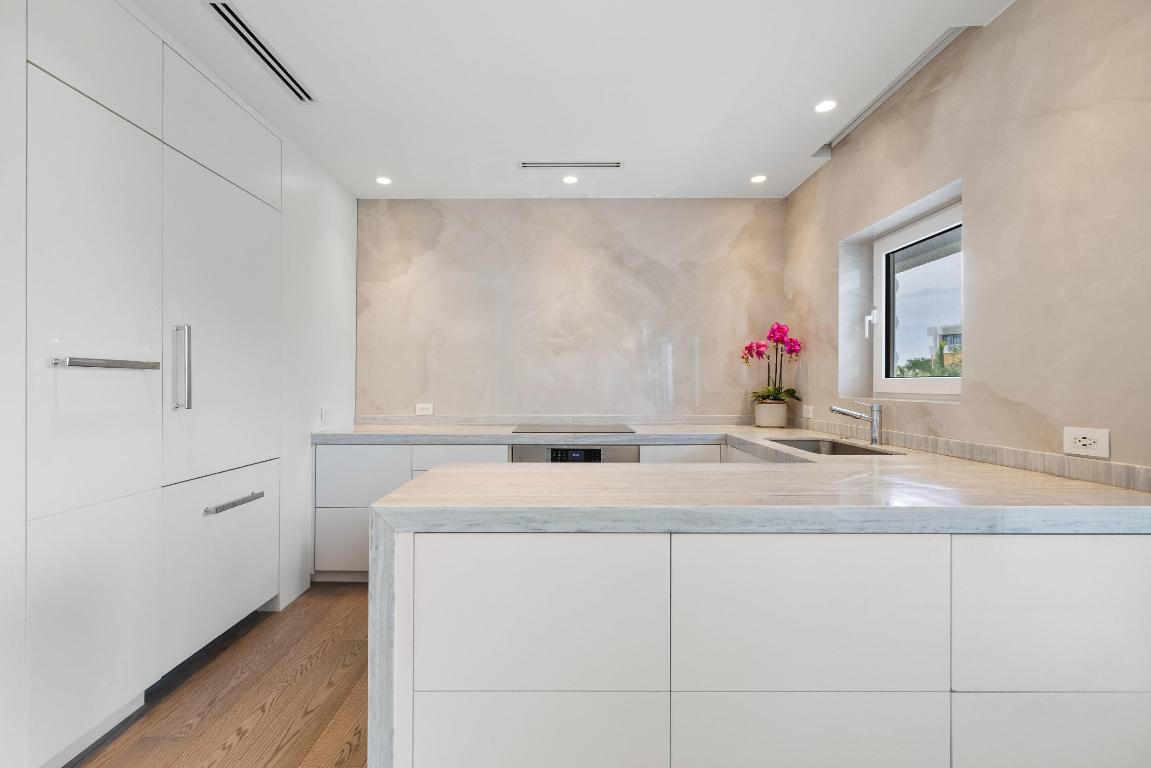 THREE HUNDRED SOUTH OCEAN BLVD APTS INC 300 S OCEA - Residential