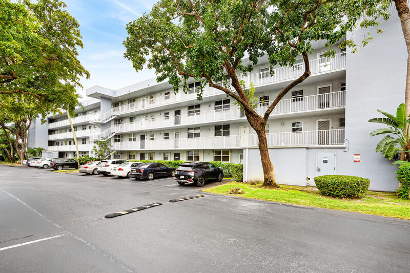 PRICE REDUCTION! This 2 bedroom 2 bath spacious condo is ready for you to customize, offering a fantastic layout and central location in the heart of Oakland Park. The canal view overlooks single family homes and docks.  Impact windows, 2022, Seer 2 ton A/C, 30 gallon Low boy water heater, 2020, Security Door, 2021. The community offers 24 hour gated security, three pools, a clubhouse with gym, library, game room and auditorium.  BBQ grills and a car wash are also located on the grounds. Located near Easterlin Park, I 95 and pristine beaches. .