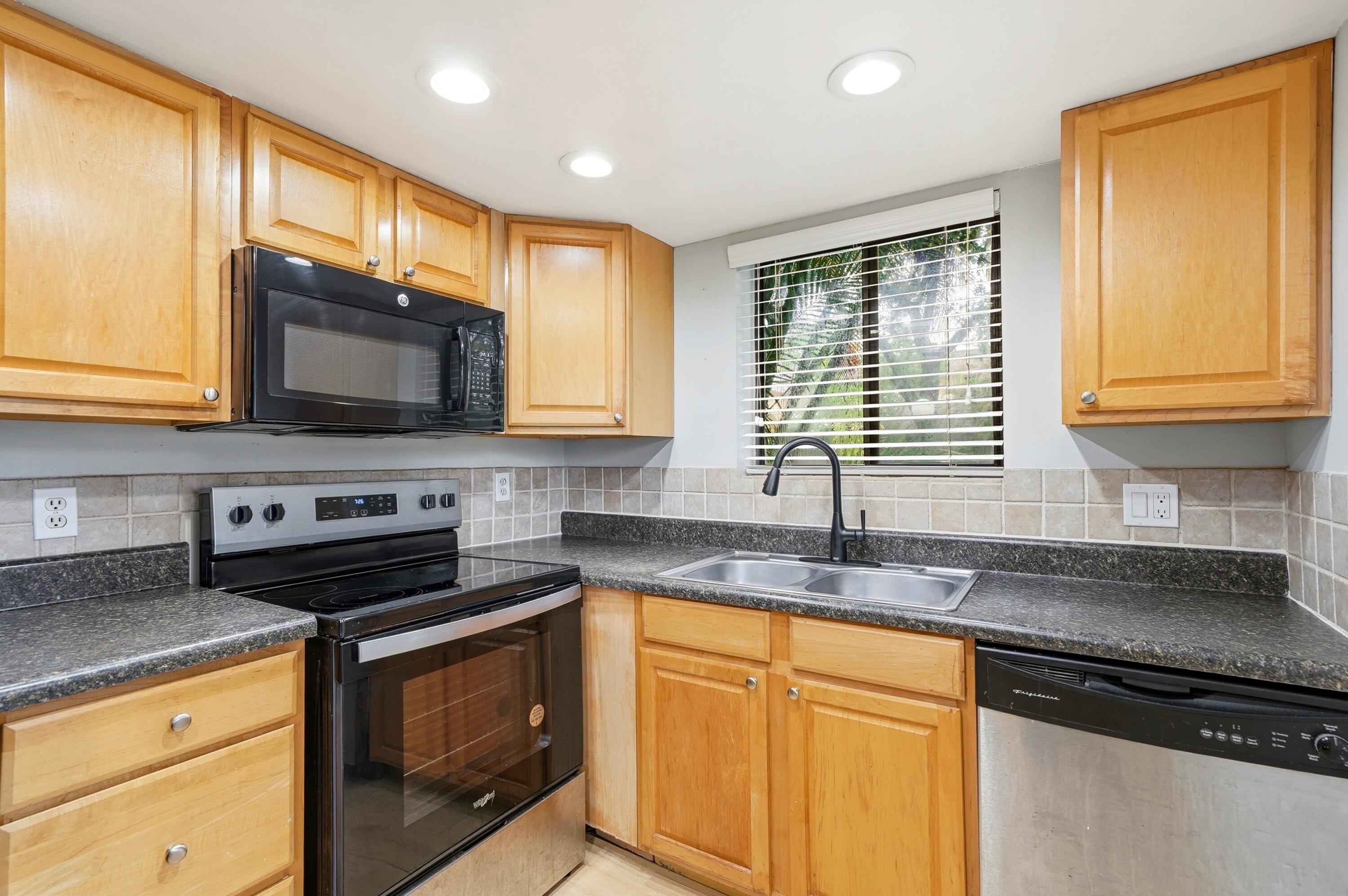 VILLAGE TOWNHOUSE-POMPANO BEACH - Residential