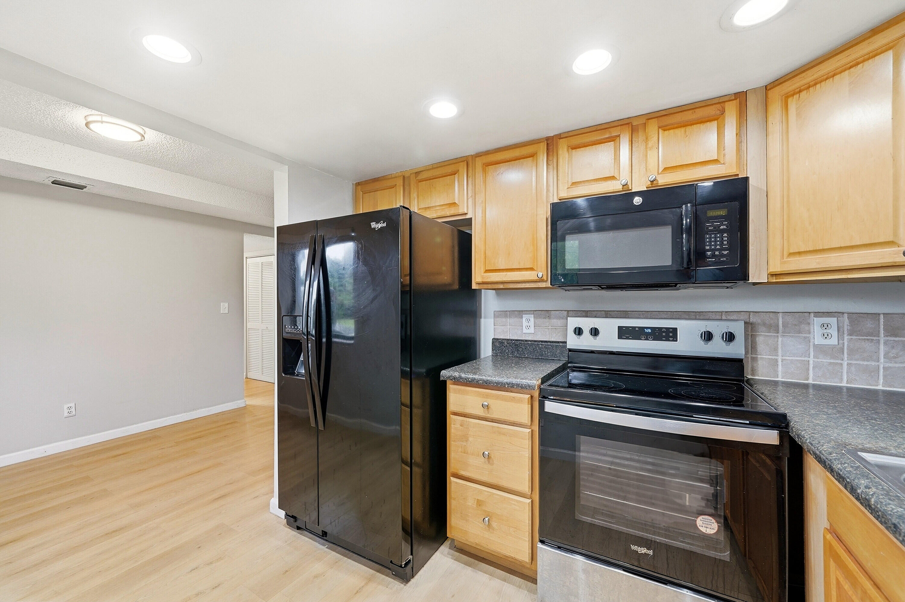 VILLAGE TOWNHOUSE-POMPANO BEACH - Residential