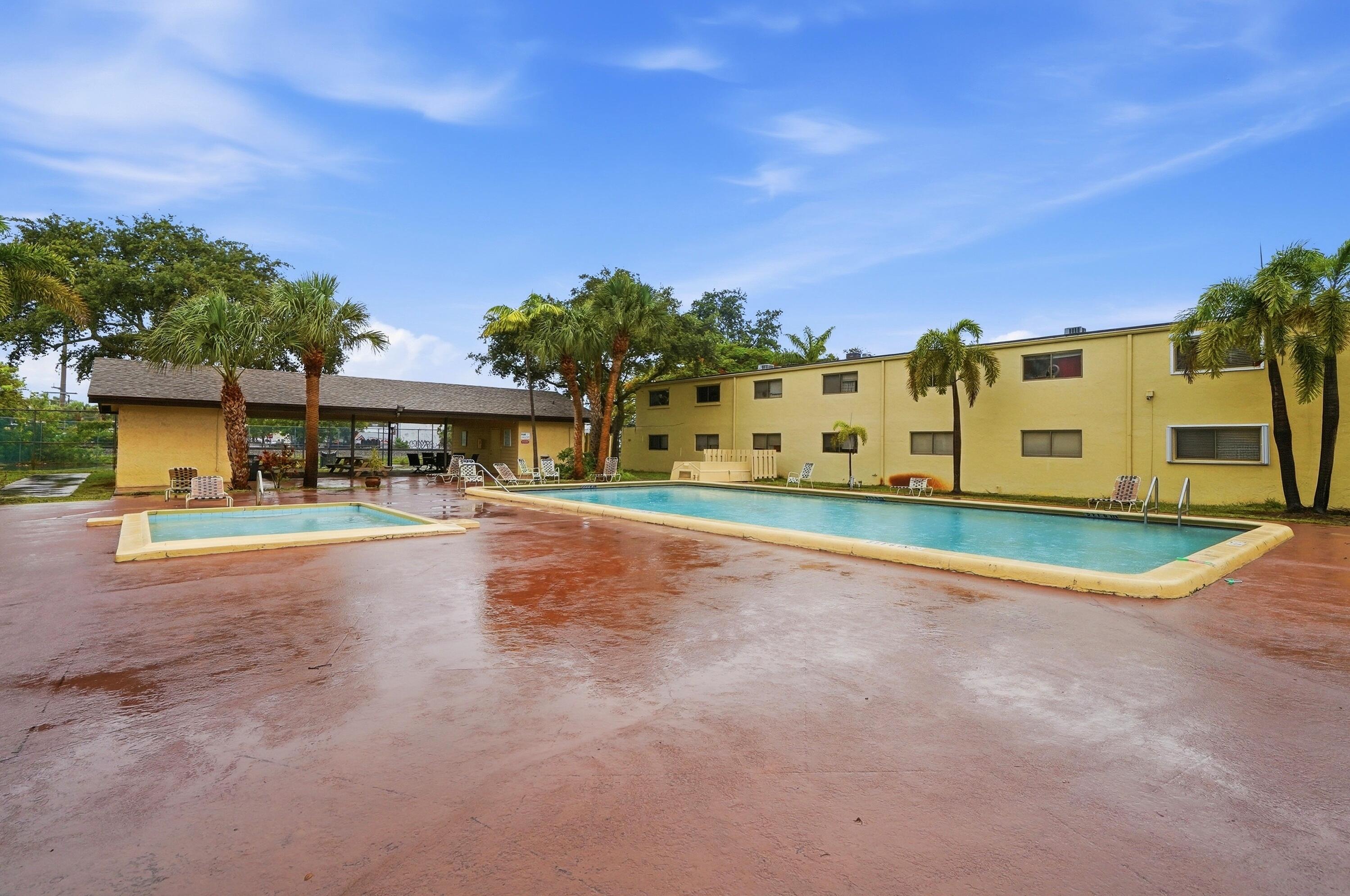 VILLAGE TOWNHOUSE-POMPANO BEACH - Residential