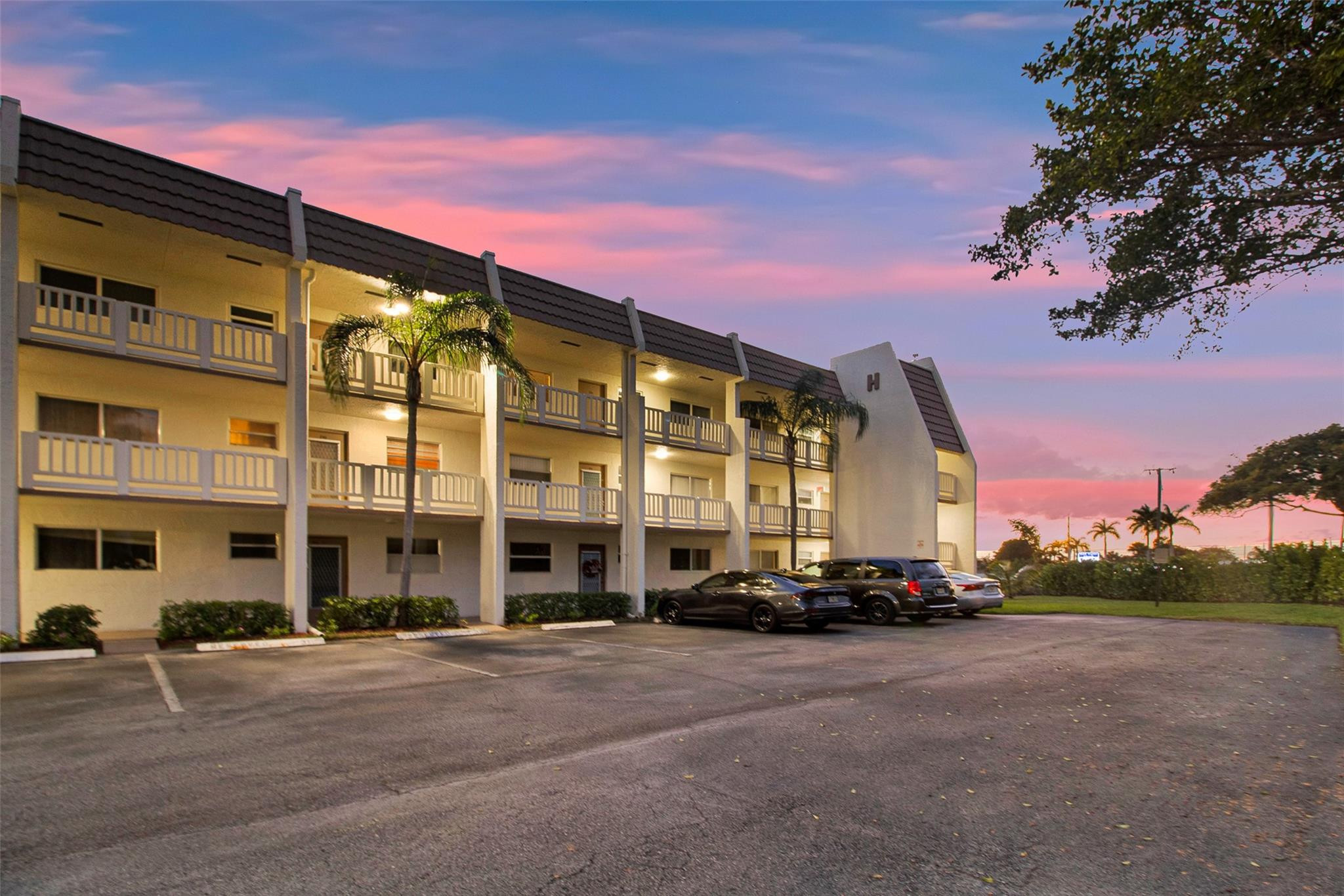 Available for immediate occupancy! Beautifully upgraded and tastefully renovated, this bright and modern 2-bedroom, 2-bath condo features granite countertops, new stainless steel appliances, an in-unit washer and dryer, and abundant natural light. Enjoy the added bonus of two private lanais, providing extra usable living space for relaxing or entertaining. Located in the desirable 55+ Royal Park Gardens community, residents enjoy three heated pools, pickleball and tennis courts, a fitness center, and saunas. Conveniently located near shopping, dining, and medical facilities. From I95, exit Copans Rd West,  Also accessible to Sawgrass Expressway, please use GPS. This Unit is in Building H