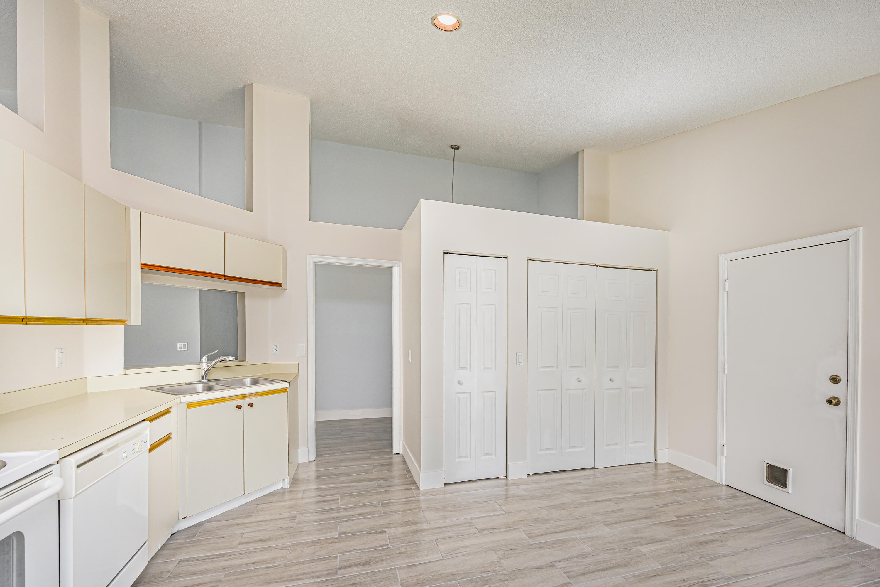 RAINBOW LAKES 2 - Residential Lease