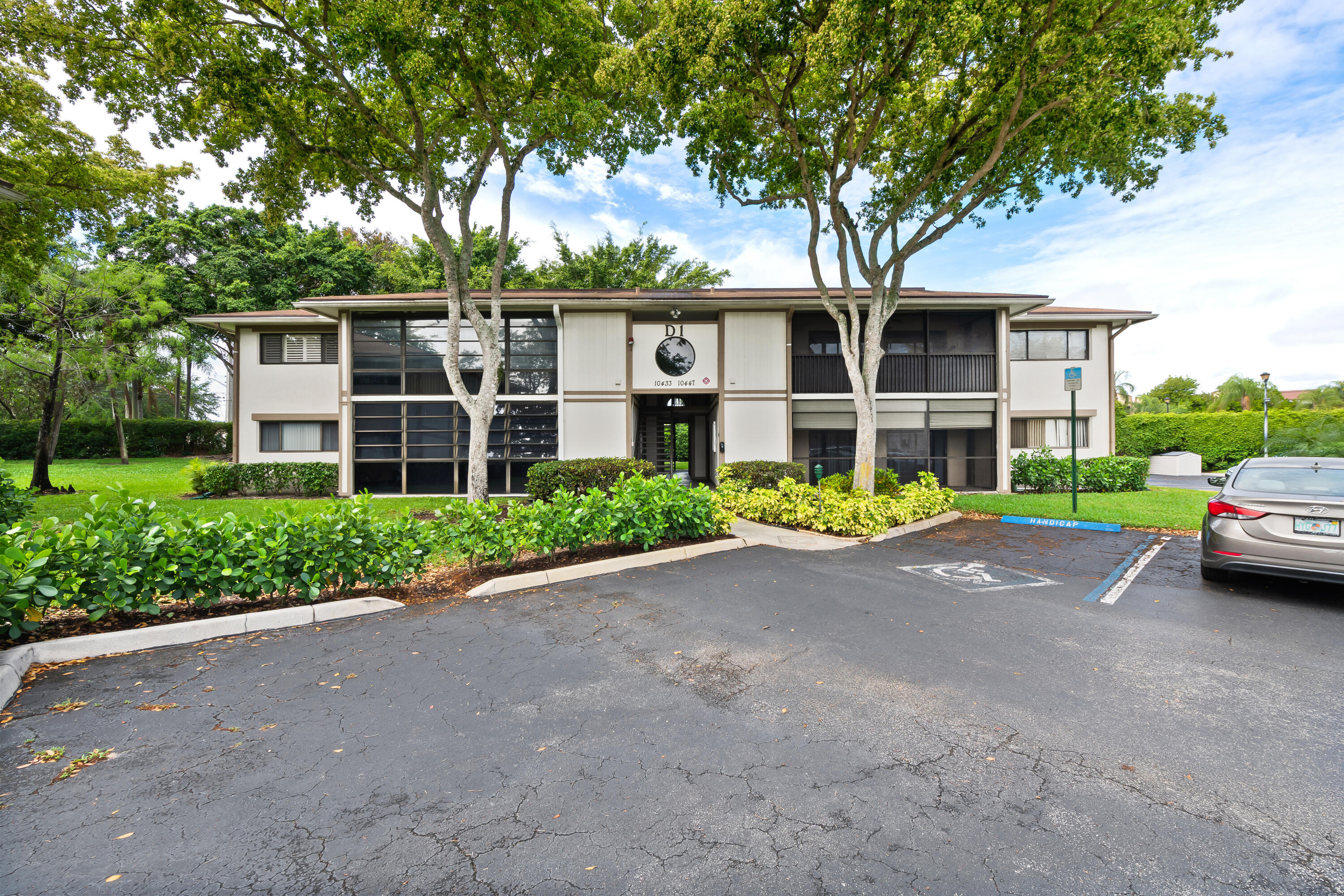 Bright and inviting 2BR/2BA condo in Kings Point offering a flexible layout currently set up as a 1-bedroom with expanded living space. Easily convert back. Vaulted ceilings create an open, airy feel, while the enclosed patio is ideal for morning coffee or relaxing afternoons. Features include a custom walk-in closet and an open-concept design. Enjoy resort-style amenities: 1,100-seat theater, indoor/outdoor Olympic-size pool, fitness center, tennis, sauna, billiards, library, card rooms, and 200+ clubs. Can rent right away—great investment opportunity!