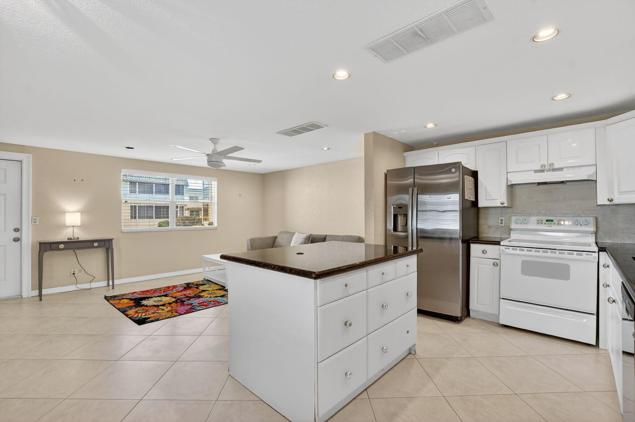 What a deal!! Remodeled, open floor plan 1 bedroom FIRST FLOOR condo in the famous Kings Point Golf & Country Club 55+ community of Delray Beach for a bargain price! Beautifully redone kitchen. Easy access through the porch from your parking space! WALK IN SHOWER in master bath. Full access to all of the great Kings Point amenities including 3 clubhouses, 2 golf courses, tennis & pickleball courts, bocce ball, ping pong, a renowned state of the art theater for shows and movies, clubs galore, courtesy bus shuttle system, and so much more. This is the Florida lifestyle calling! Act now!