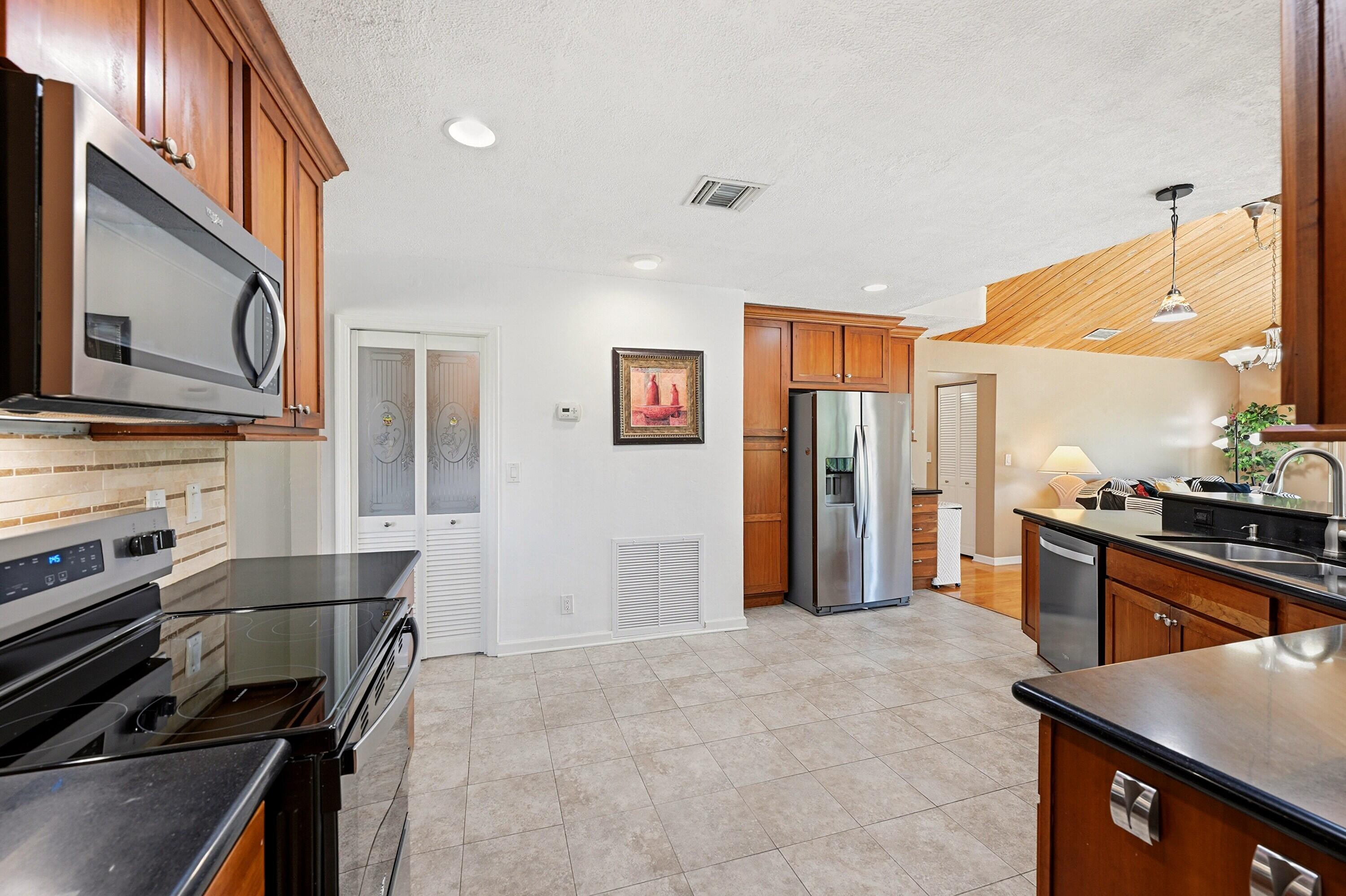 CRYSTAL HEIGHTS - Residential