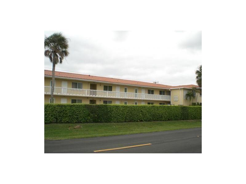 ****LOCATION LOCATION LOCATION***INVESTOR'S DREAM*** CAN BE RENTED RIGHT AFTER CLOSING**Cozy totally updated first floor unit in Imperial Point. Granite counter tops, wood kitchen cabinets, stainless steel appliances, Washer/dryer. Marble-topped vanities in bathrooms. Neutral tile throughout, Dogs up to 20 lbs. are permitted! One assigned parking space, also on-site laundry facilities. One storage, Minutes from the beach, shopping, restaurants and I-95. ****LOCATION LOCATION LOCATION***INVESTOR'S DREAM*** CAN BE RENTED RIGHT AFTER CLOSING**Cozy totally updated first floor unit in Imperial Point. Granite counter tops, wood kitchen cabinets, stainless steel appliances, Washer/dryer. Marble-topped vanities in bathrooms. Neutral tile throughout, Dogs up to 20 lbs. are permitted! One assigned parking space, also on-site laundry facilities. One storage, Minutes from the beach, shopping, restaurants and I-95.