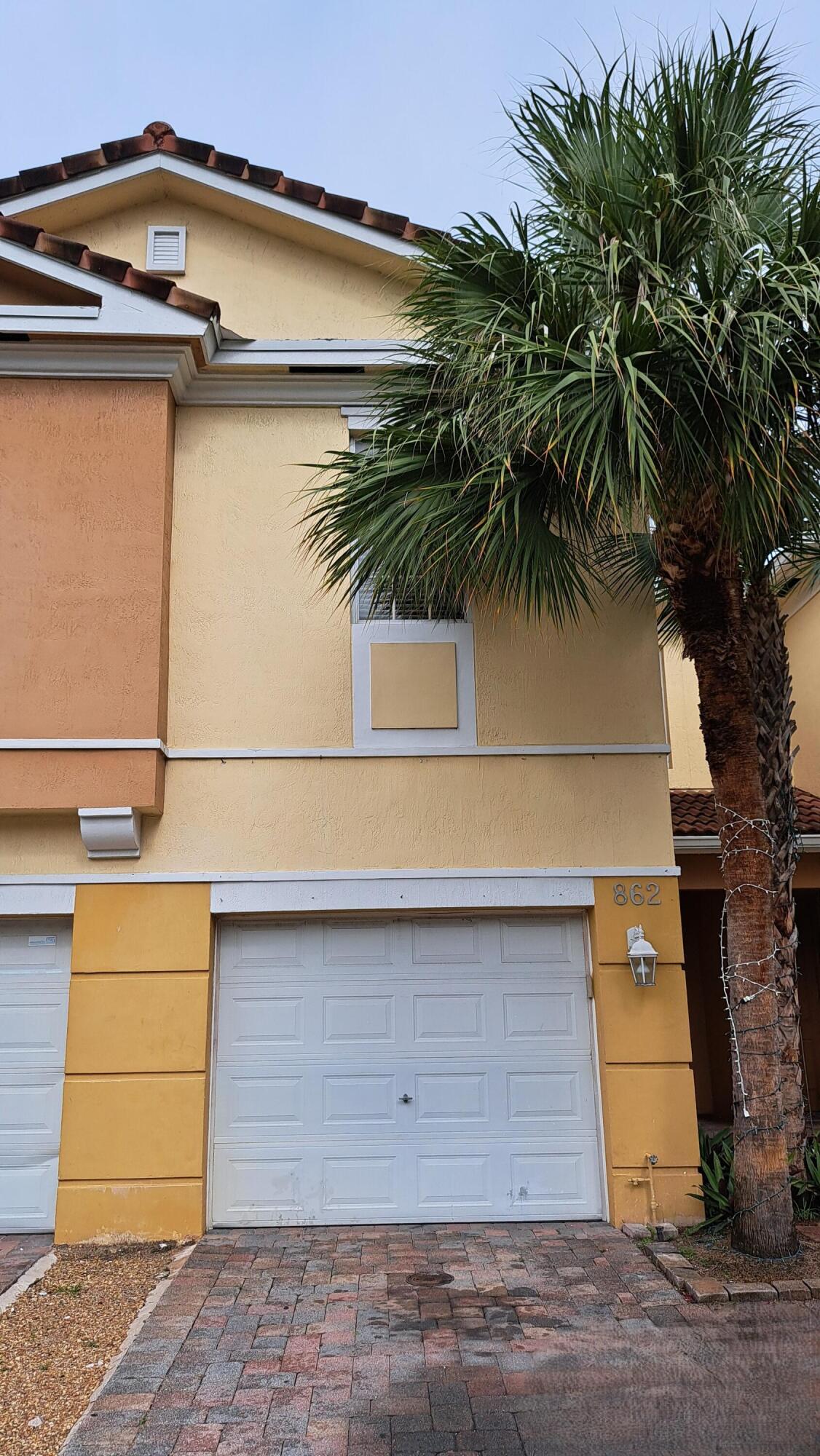 3-bedrooms townhouse for rent, located at 862 Pipers Cay Dr., West Palm Beach, FL 33415, 2.5 bathrooms with 1 car garage. Laminate in all bedrooms and tiles in other rooms, 1309 SF under air. Lake view, community swimming pool, convenient to schools, shopping malls and beaches.