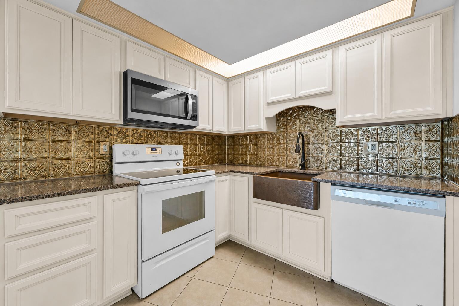 Savannas Club Condo - Residential Lease