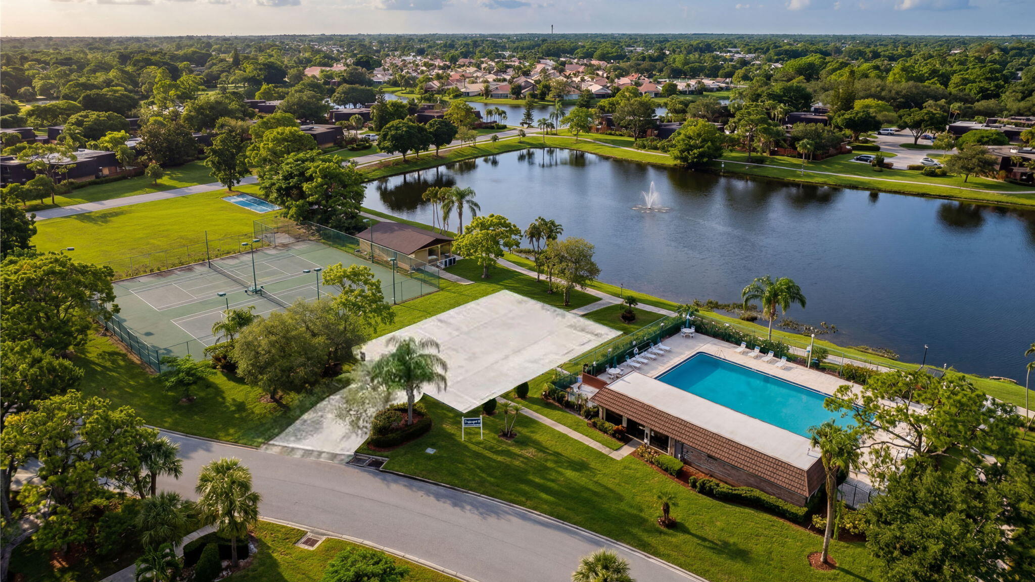 EMERALD LAKES - Residential