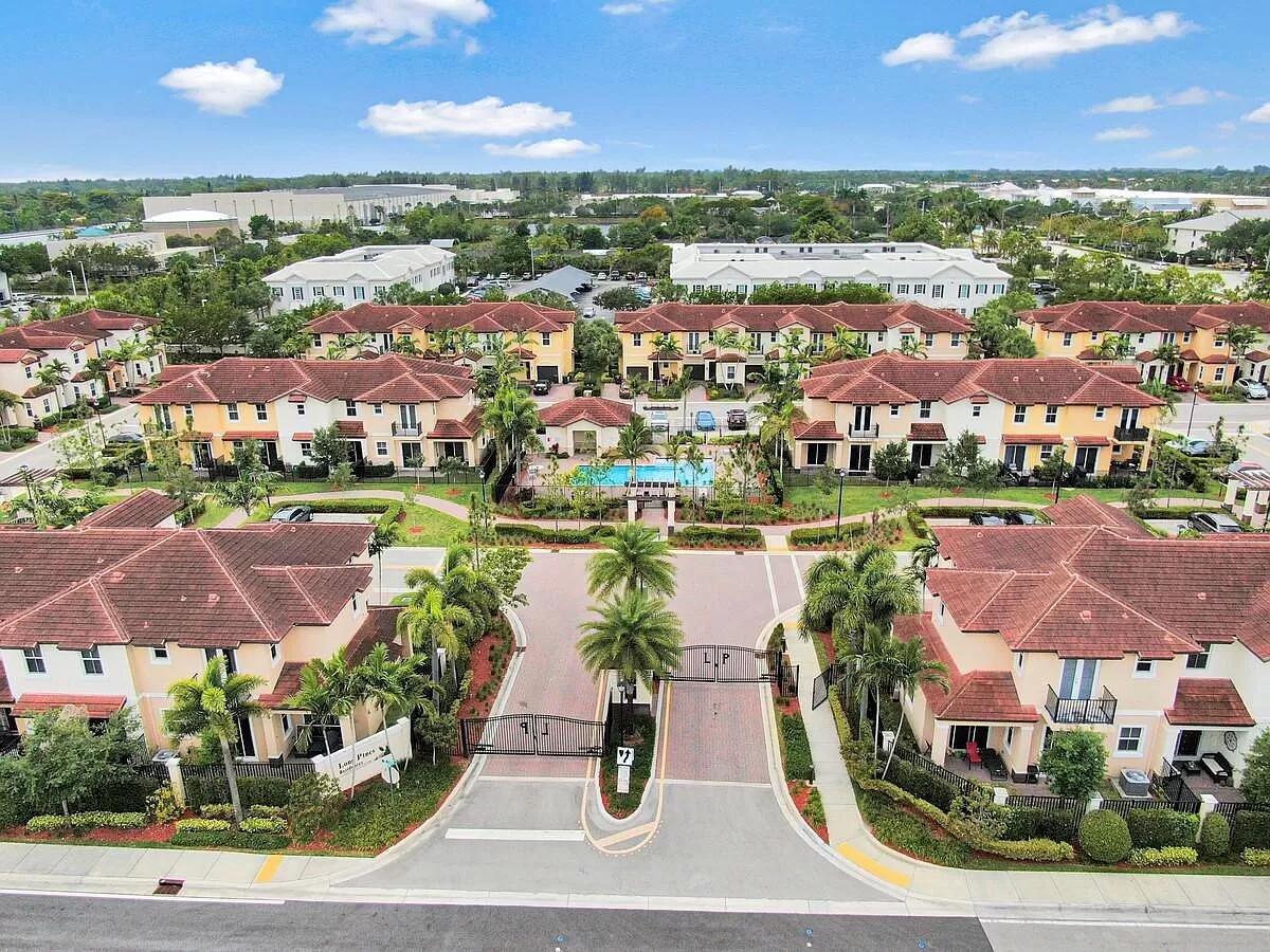 5150 HILLSBORO - Residential Lease
