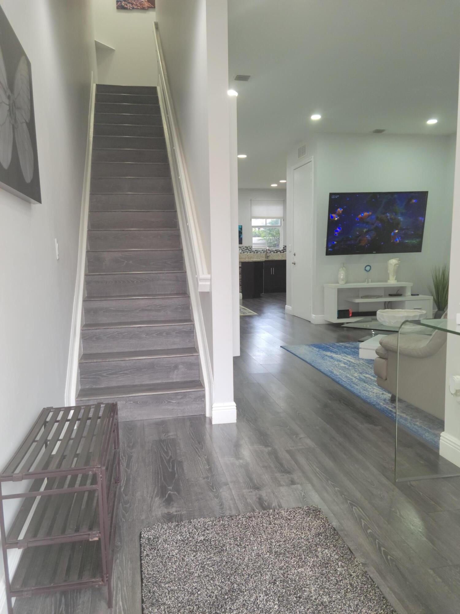 5150 HILLSBORO - Residential Lease