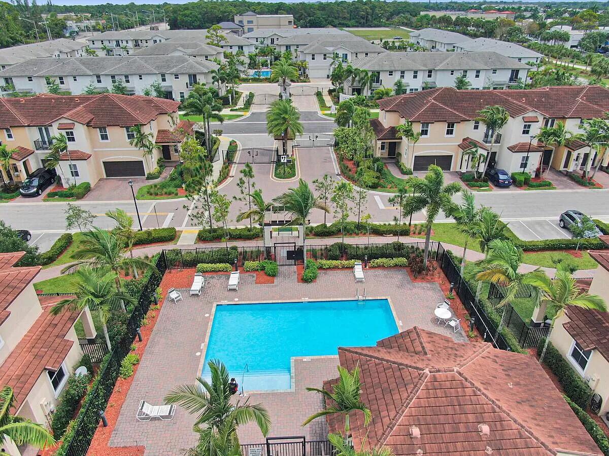 5150 HILLSBORO - Residential Lease