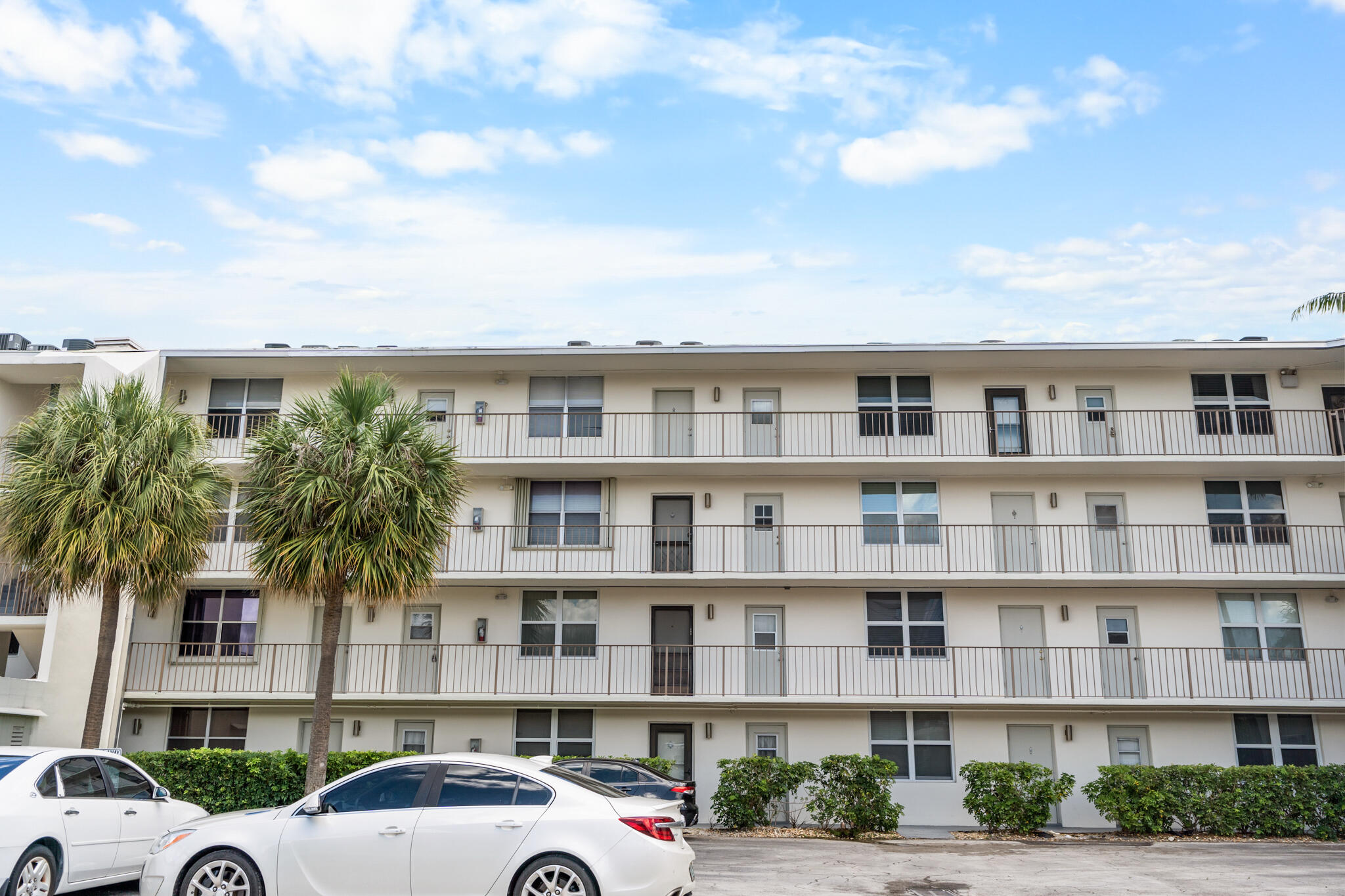 Attention investors and savvy buyers: this is the profitable East Fort Lauderdale deal you have been waiting for. Very close to restaurants, the beach, and shopping areas. Great reserves, all assessments have been paid. Unbelievably rare, investor-friendly rules allow immediate leasing , 4 times a year with a 90-day minimum—perfect for maximizing short-term rental income.  ACT FAST.