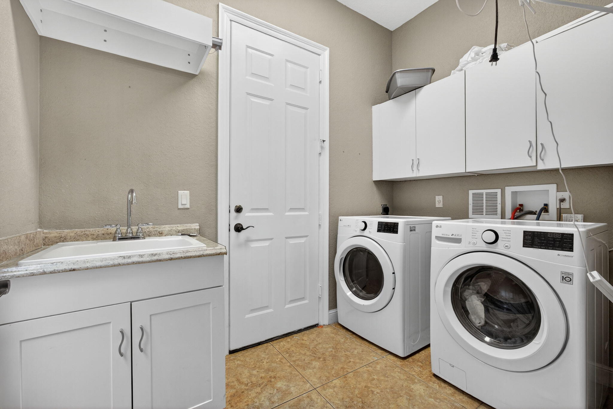 VERSAILLES - Residential Lease