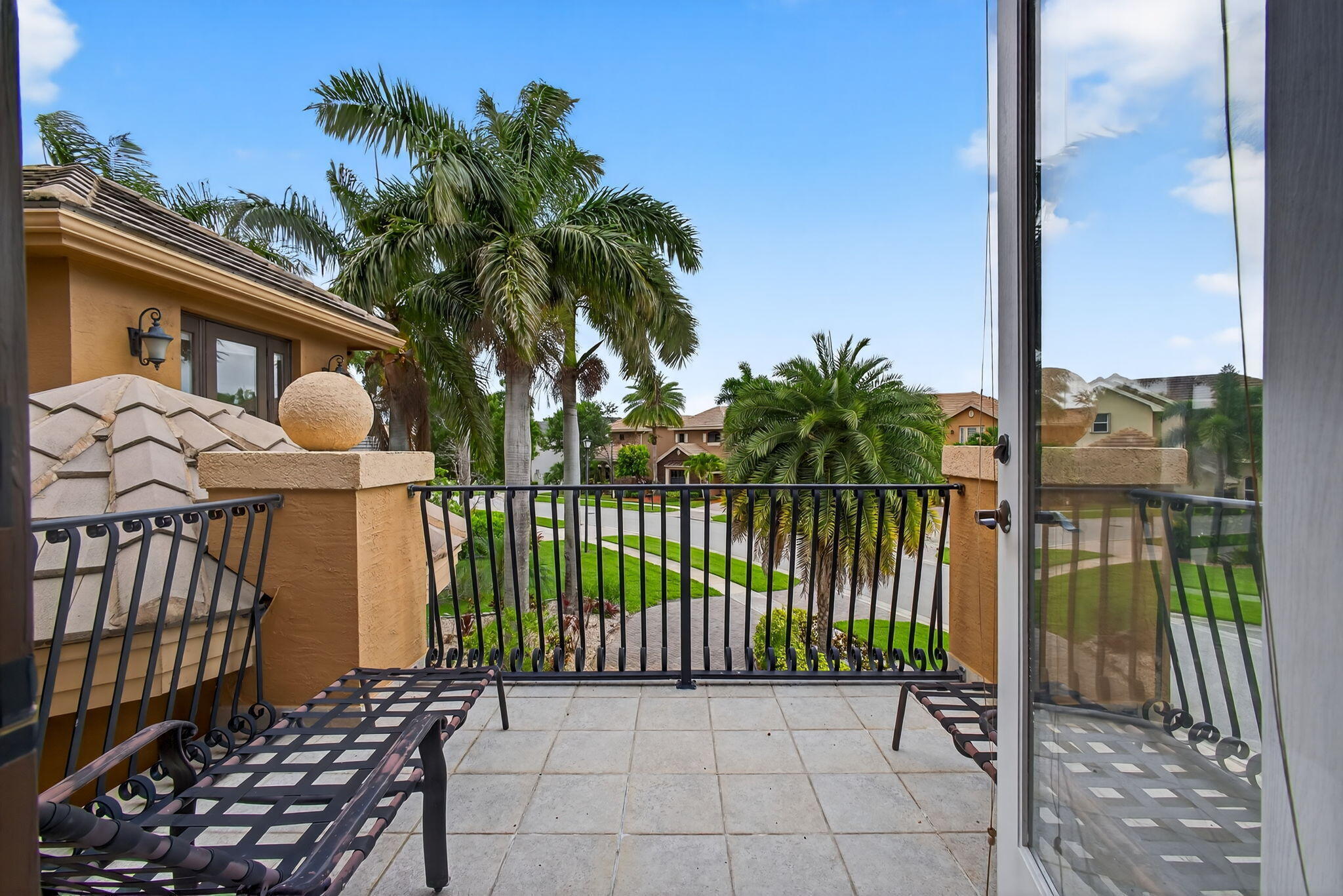 VERSAILLES - Residential Lease