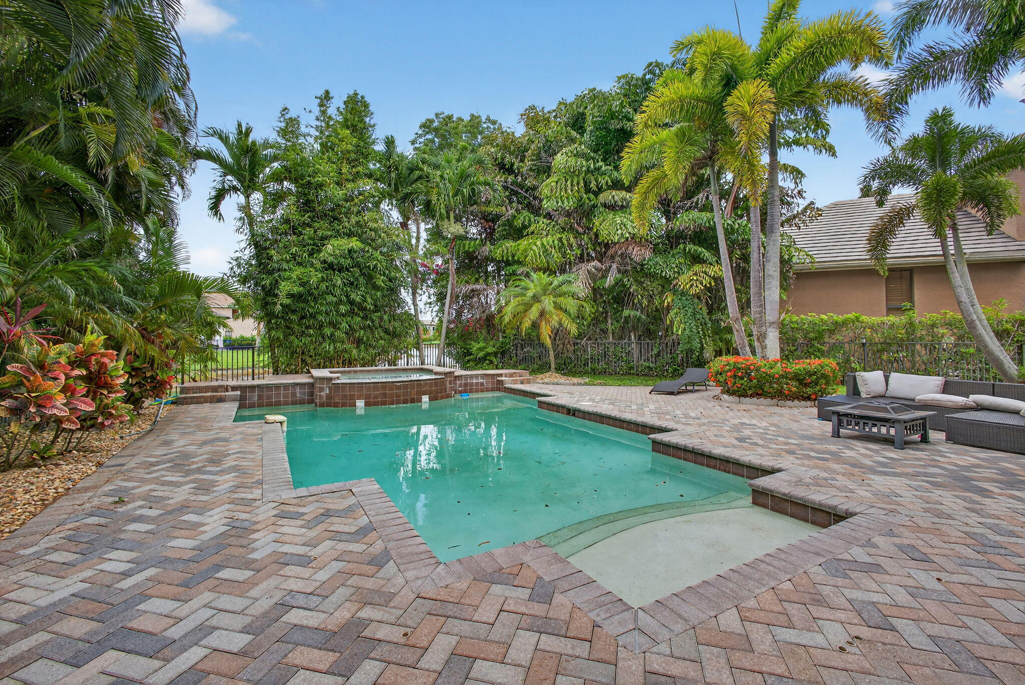 VERSAILLES - Residential Lease