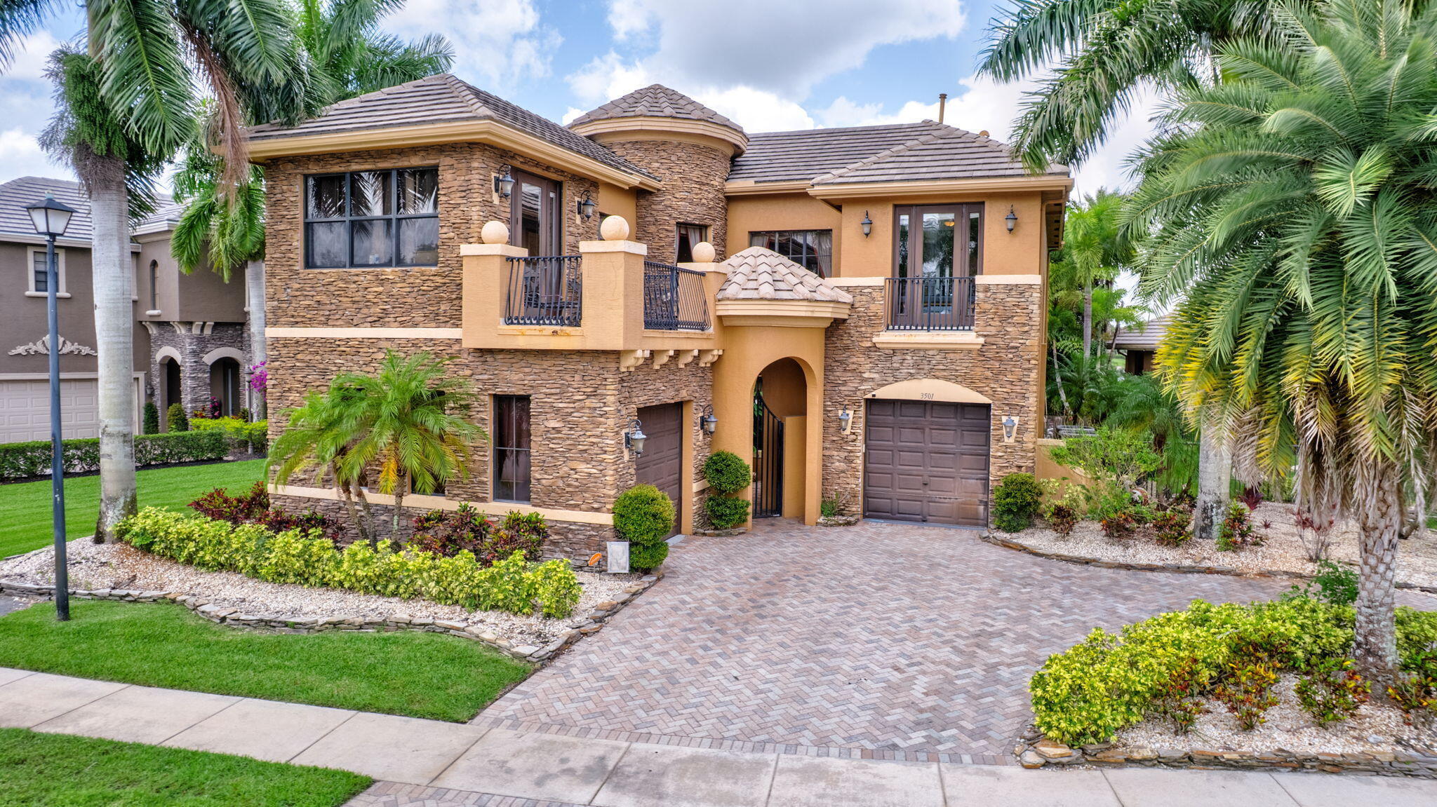 VERSAILLES - Residential Lease