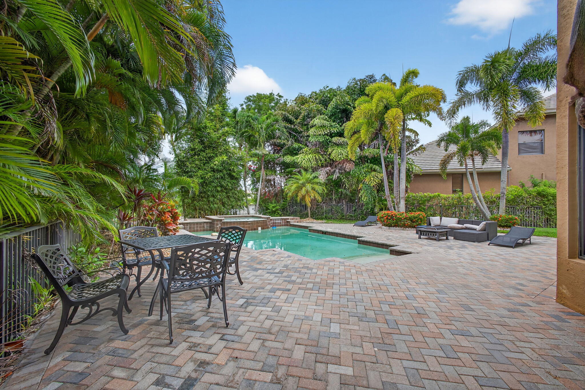 VERSAILLES - Residential Lease
