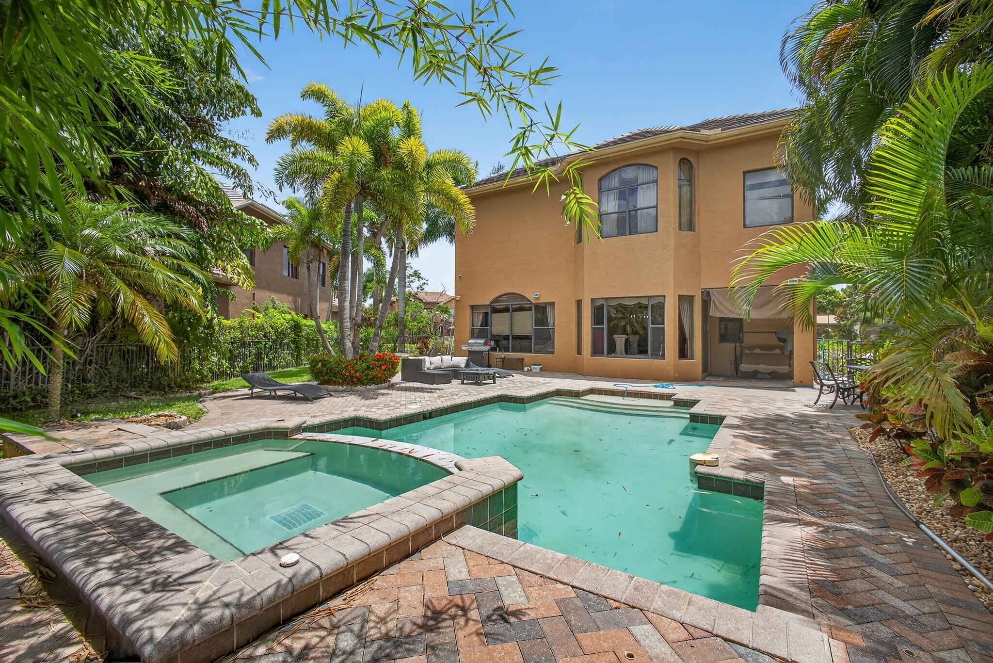 VERSAILLES - Residential Lease