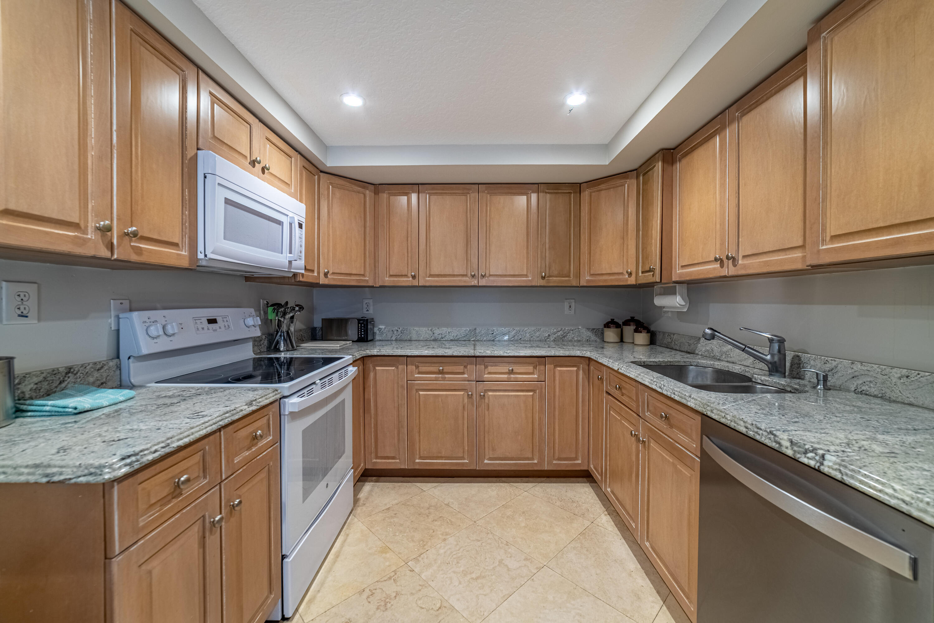 DORCHESTER OF PALM BEACH CONDO - Residential Lease