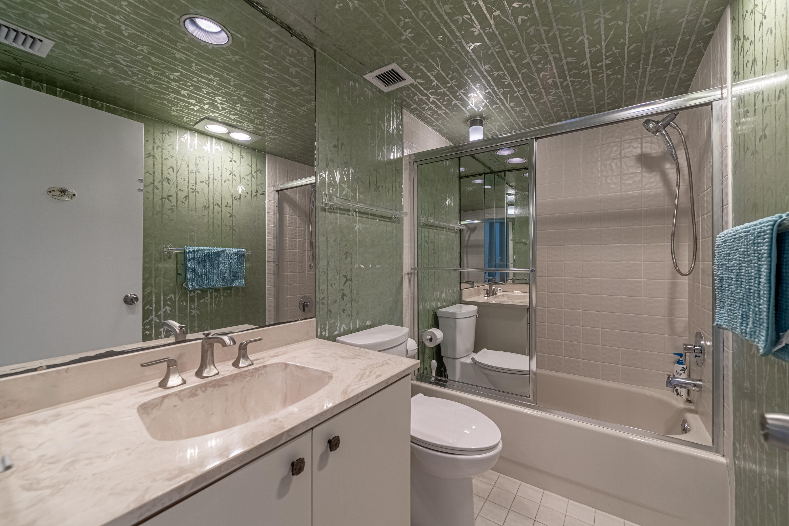 DORCHESTER OF PALM BEACH CONDO - Residential Lease
