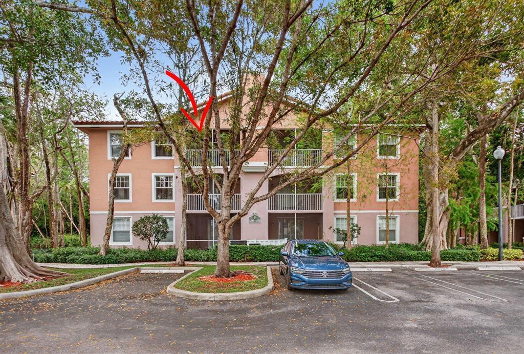 For rent: Beautiful 1BR/1BA third-floor condo in a gated community with easy access to major highways, shopping centers, restaurants, grocery stores, and pharmacies. Perfect for commuters and anyone seeking convenience in a peaceful setting. Community amenities include a resort-style pool, hot tub, tiki hut, and fitness center surrounded by a serene nature preserve. The condo features hurricane-impact windows, a walk-in closet, separate laundry room, and a large private patio with storage. Newer A/C and roof (3 years old). Quiet, bright, and move-in ready. Only the first month's rent and security deposit required. Se renta hermoso condo de 1 habitación y 1 baño en el tercer piso, ubicado en una comunidad privada con fácil acceso a autopistas principales, centros comerciales, restaurantes, supermercados y farmacias. Perfecto para personas que buscan comodidad y una excelente ubicación. La comunidad ofrece piscina estilo resort, jacuzzi, tiki hut y gimnasio, rodeada de una tranquila reserva natural. El apartamento cuenta con ventanas de impacto, walk-in closet, cuarto de lavandería independiente y amplio balcón privado con espacio de almacenamiento. A/C y techo nuevos de solo 3 años. Luminoso, tranquilo y listo para mudarse. Solo se requiere primer mes y depósito de seguridad.