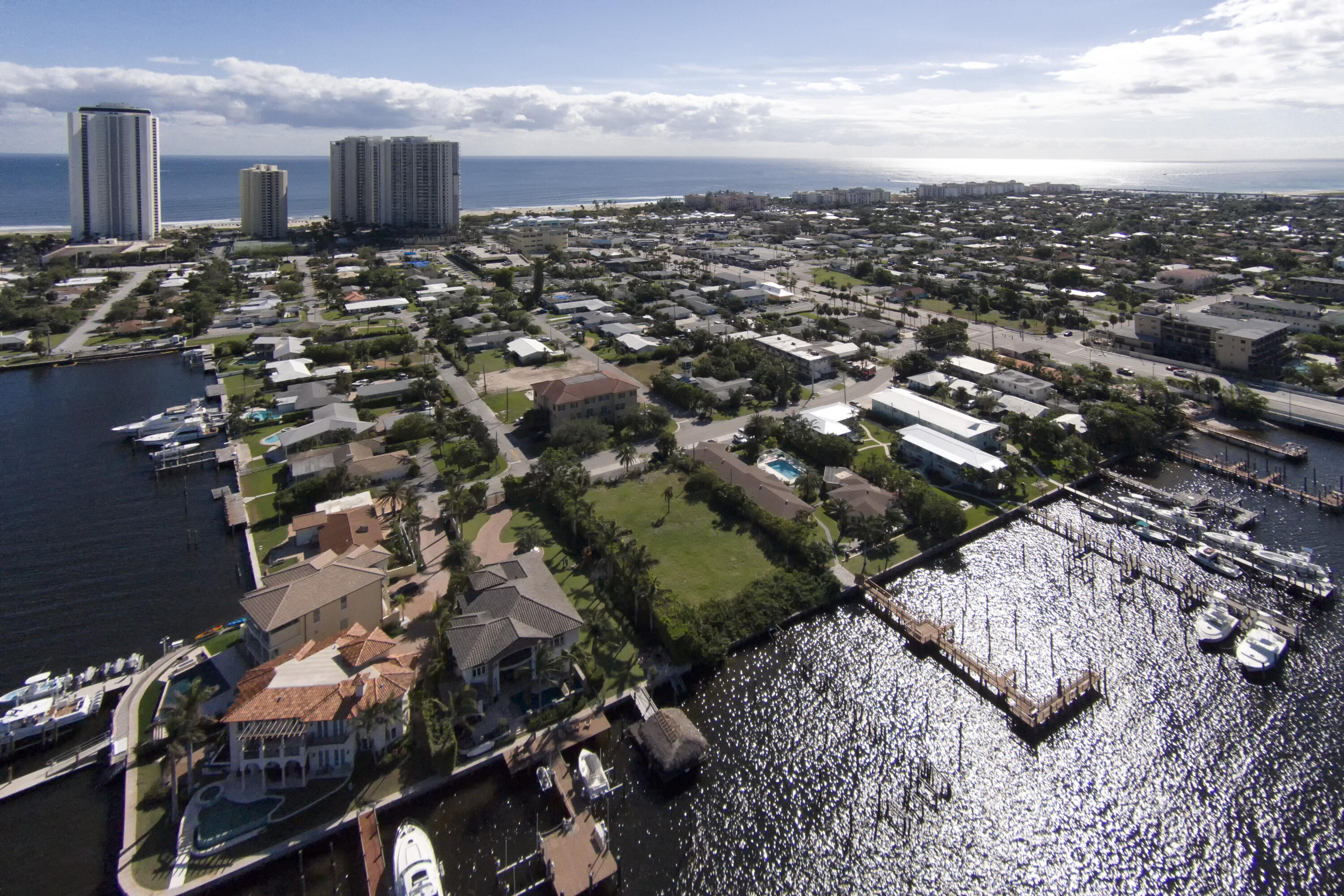 YACHT HARBOR EST - Land