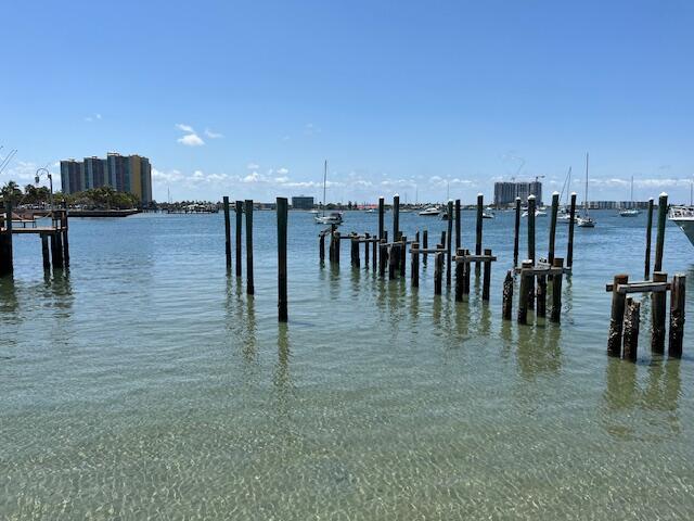 YACHT HARBOR EST - Land
