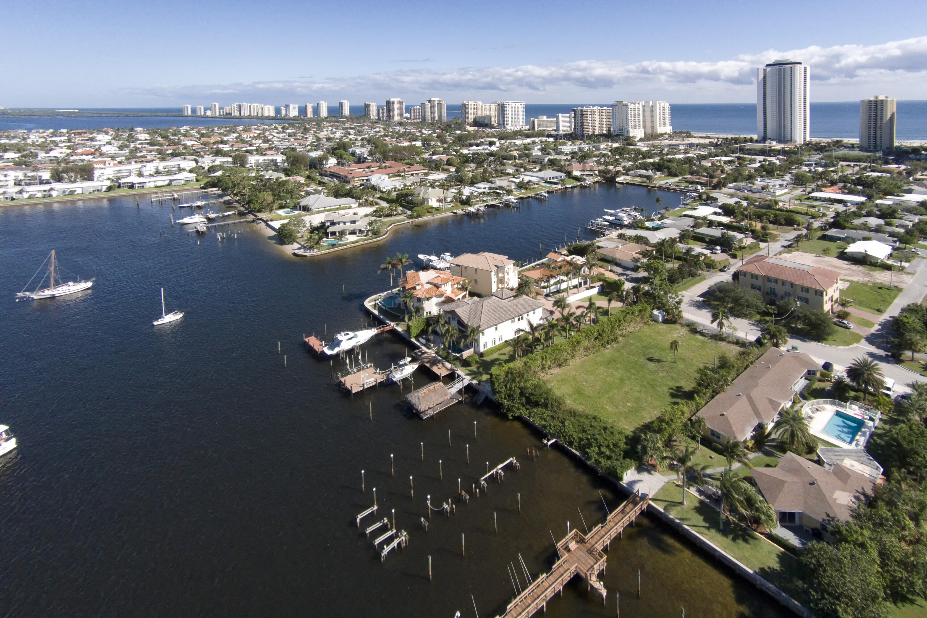 YACHT HARBOR EST - Land
