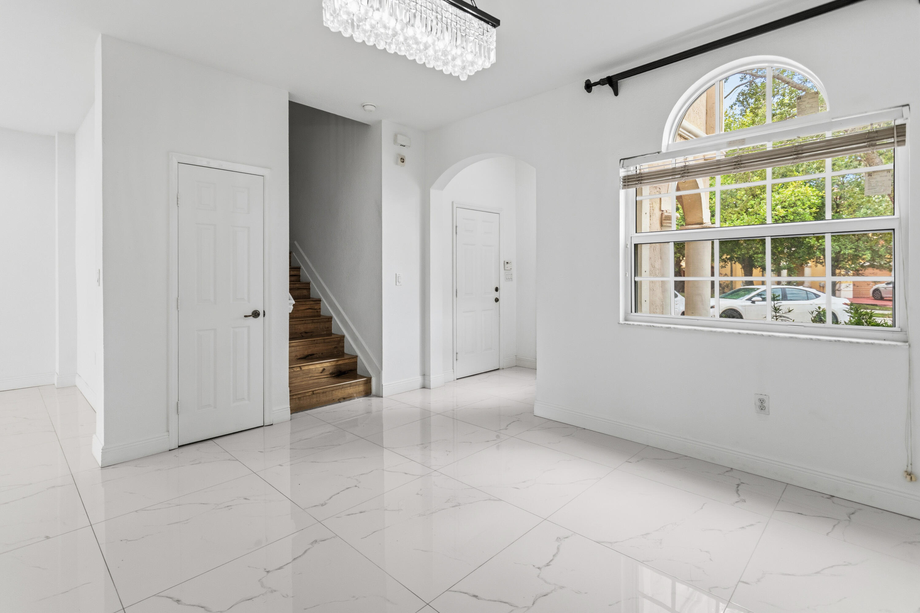 Escada 174-84 B - Residential Lease